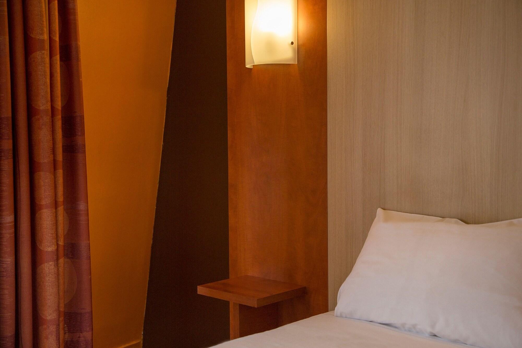 Brit Hotel Le Lion D'Or Chinon Exteriör bild