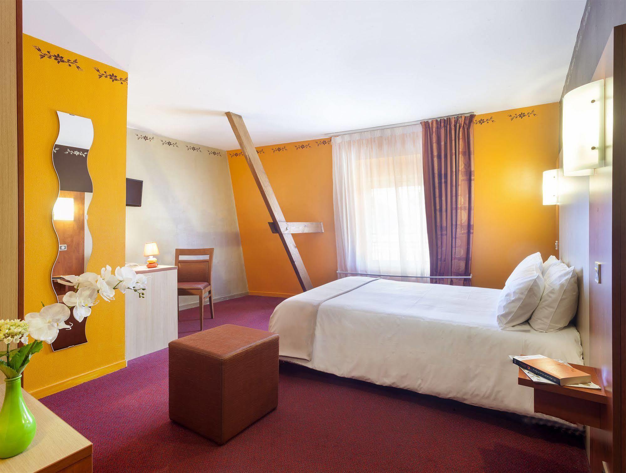 Brit Hotel Le Lion D'Or Chinon Exteriör bild
